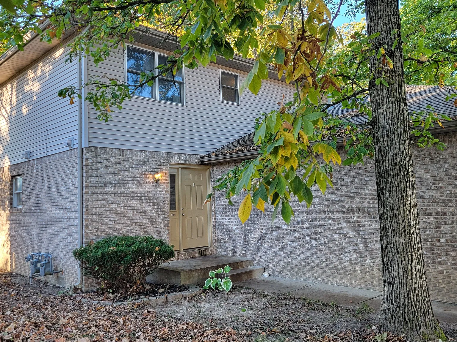 3 bed, 1.5 bath, 1372 sqft, $1,425 — Photo 1