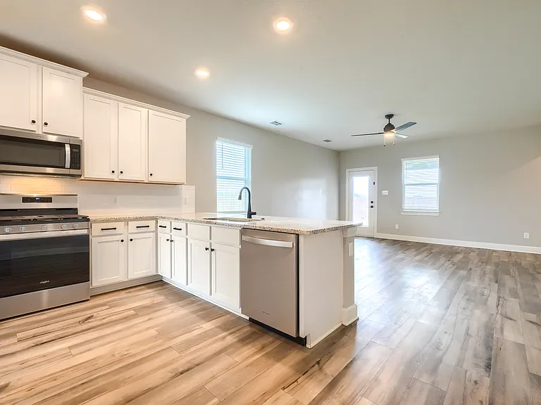 909 Emerson Dr — Photo 3