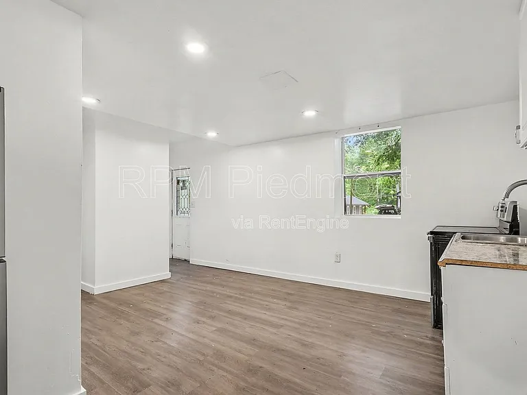 2496 Lester St #A — Photo 2