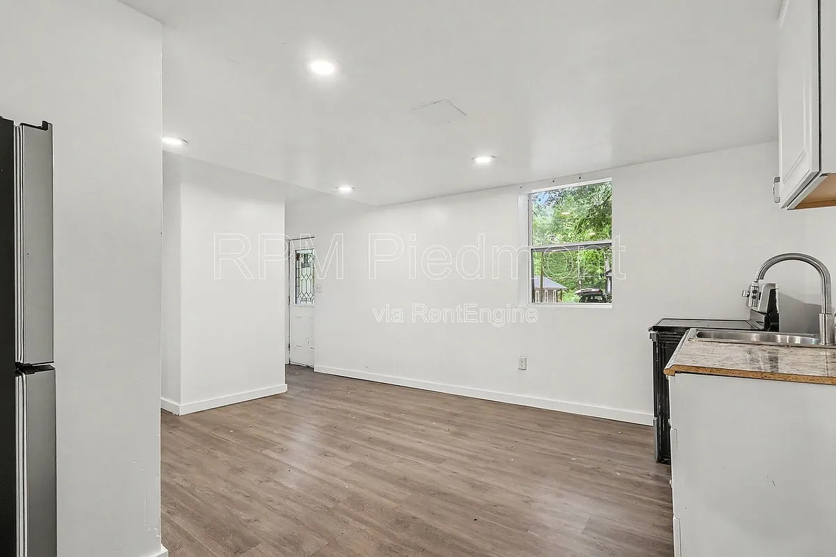 Building Photo - 2496 Lester St #A