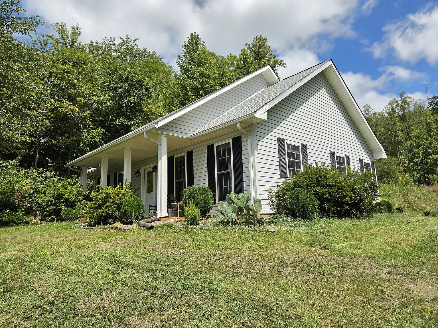 3 bed, 1200 sqft, $1,600 — Photo 2