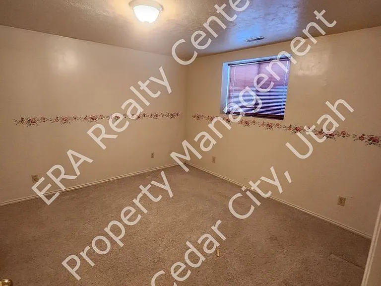 921 N 400 W — Photo 16