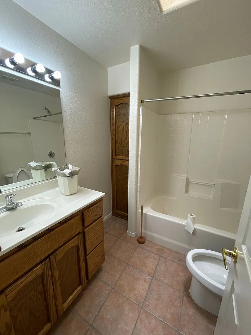 Three Bedroom Townhouse in GREAT location! — Photo 4