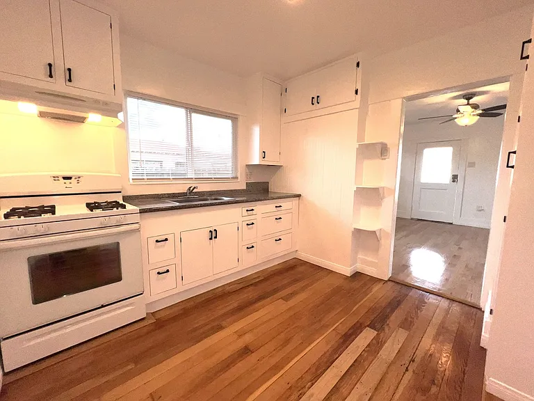 343 W 16th St — Photo 7
