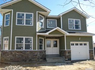 686 S Wellwood Ave, Lindenhurst, NY 11757