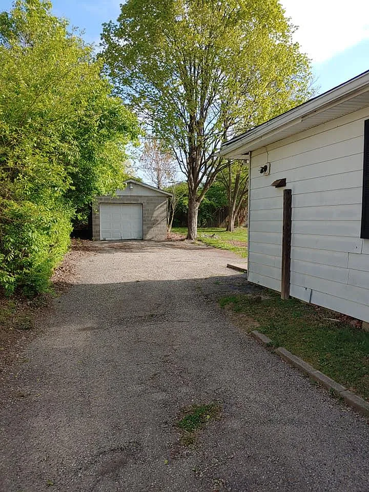 3 bed, 864 sqft, $1,225 — Photo 3