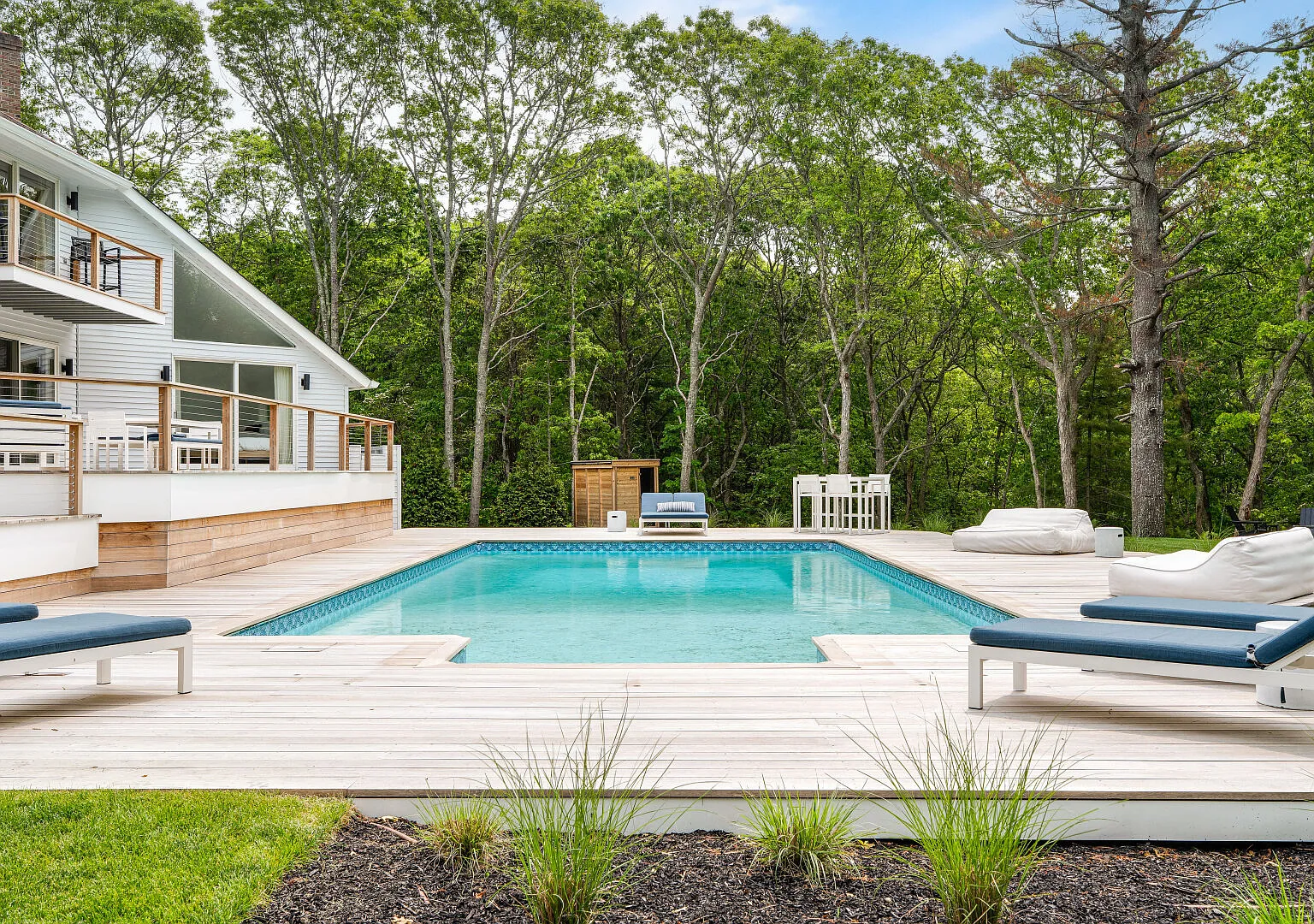 Modern East Hampton Retreat w Pool & Chic Indoor-Outdoor Living — Photo 3