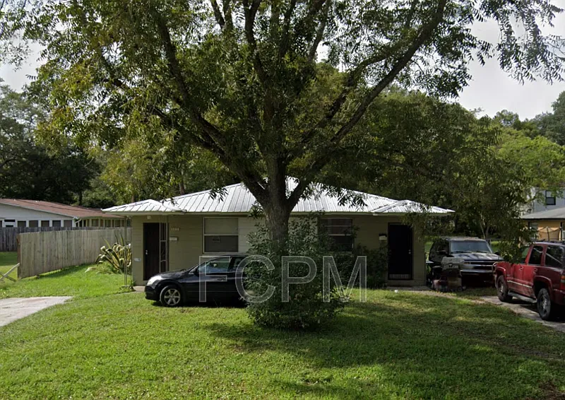 2 bed, 1.0 bath, 831 sqft, $900 — Photo 2