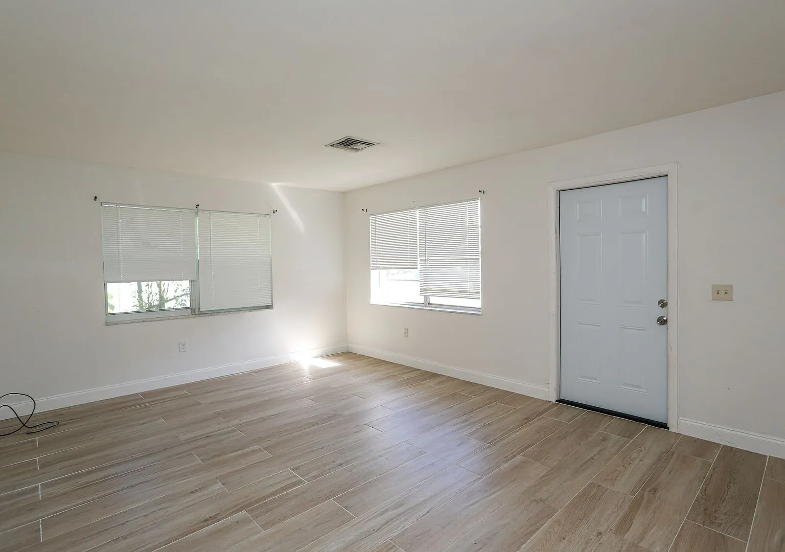 **New Pictures 2 Bed/1 Bath Unit** Sunrise Villas ** Pet Friendly ** Close To I-75 ** — Photo 2