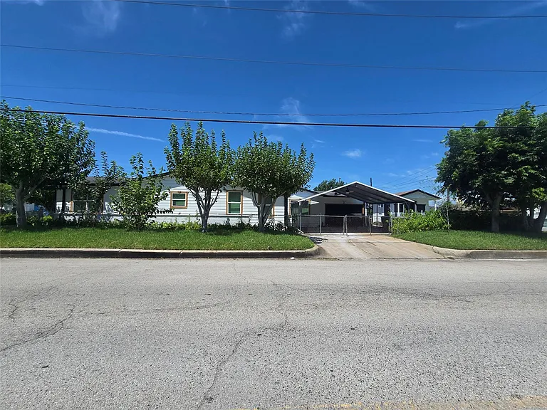 5102 Avenue L — Photo 2