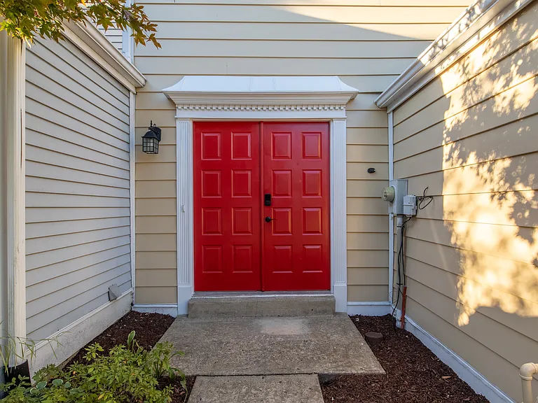 111 Commons Dr — Photo 2