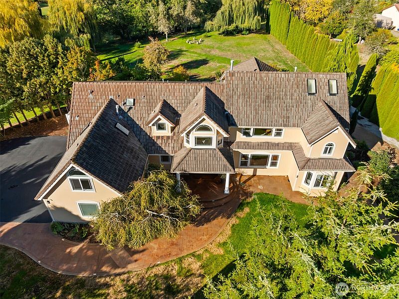 2nd image of 3725 Hollywood Drive NE