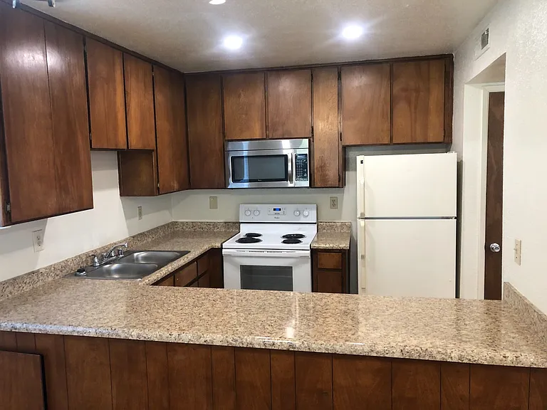 La Vista Apartments — Photo 18