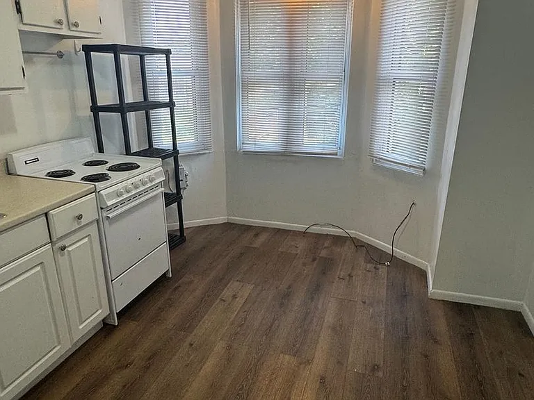 239 Amber St — Photo 4