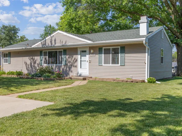 8022 Suncrest Dr, Des Moines, IA 50320