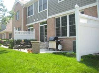 1883 Torrey Pkwy, Libertyville, IL