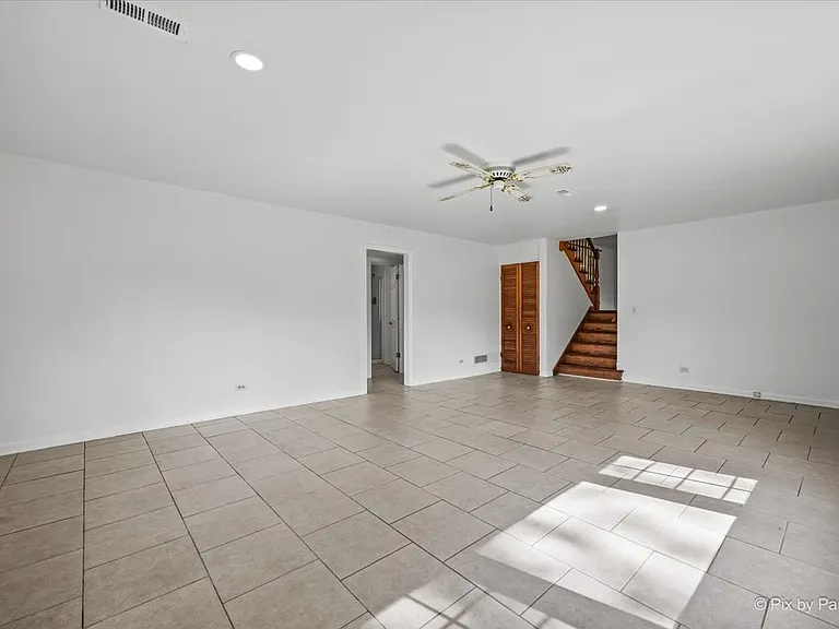 116 S Deerpath Rd — Photo 25
