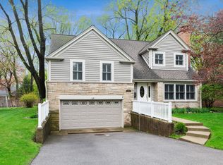 1117 Hibbard Rd, Wilmette, IL 60091