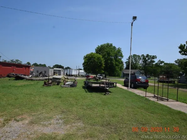 120 W Chestnut St, Stilwell, OK 74960