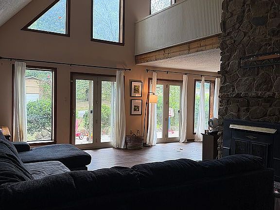 3rd image of 3213 Springwood Dr