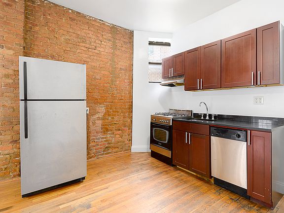 2nd image of 260 Saint James Pl APT 1C