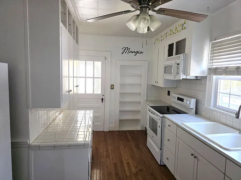 1046 N Main St — Photo 18