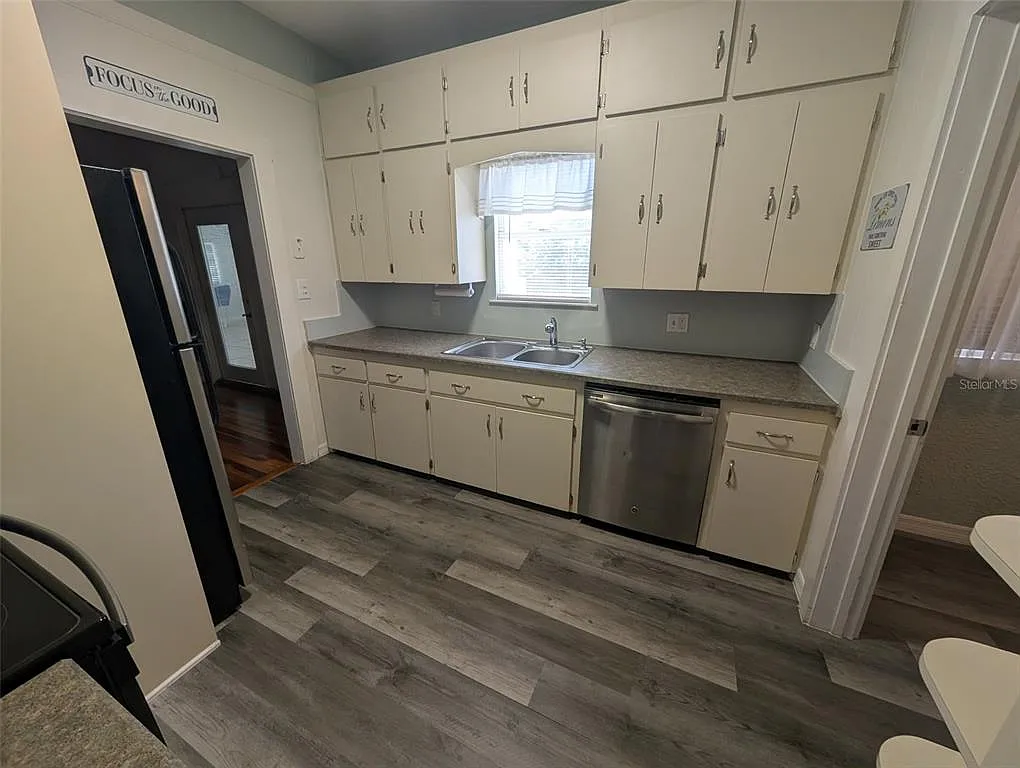 3 bed, 2.0 bath, 1843 sqft, $3,000 — Photo 4