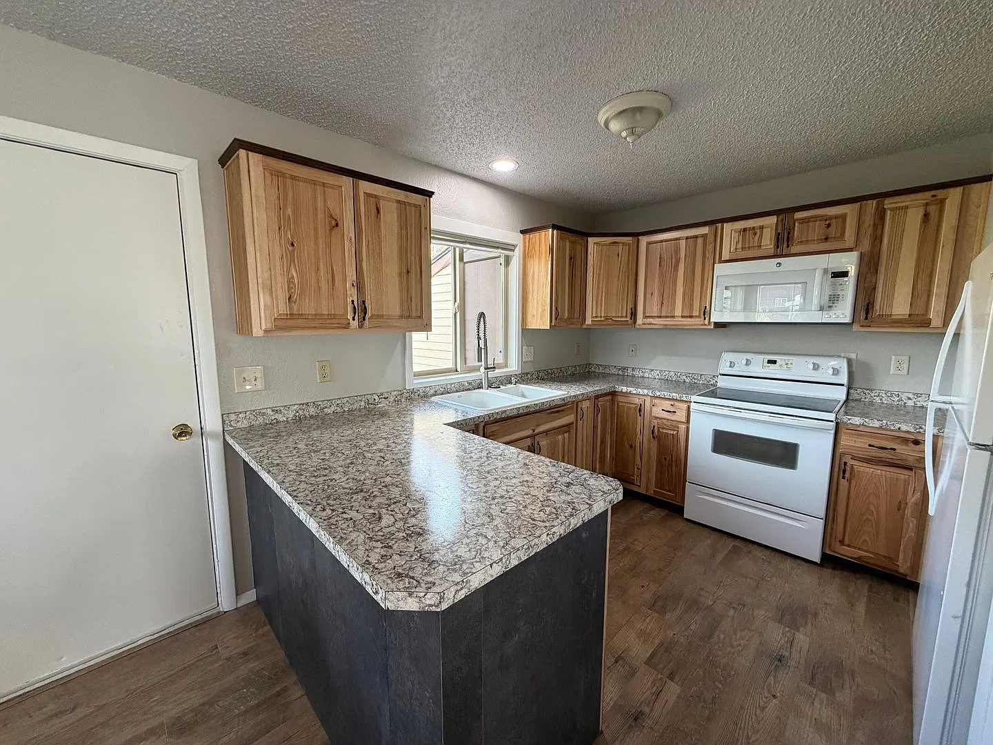 3 bed 1.5 bath ample parking! — Photo 4