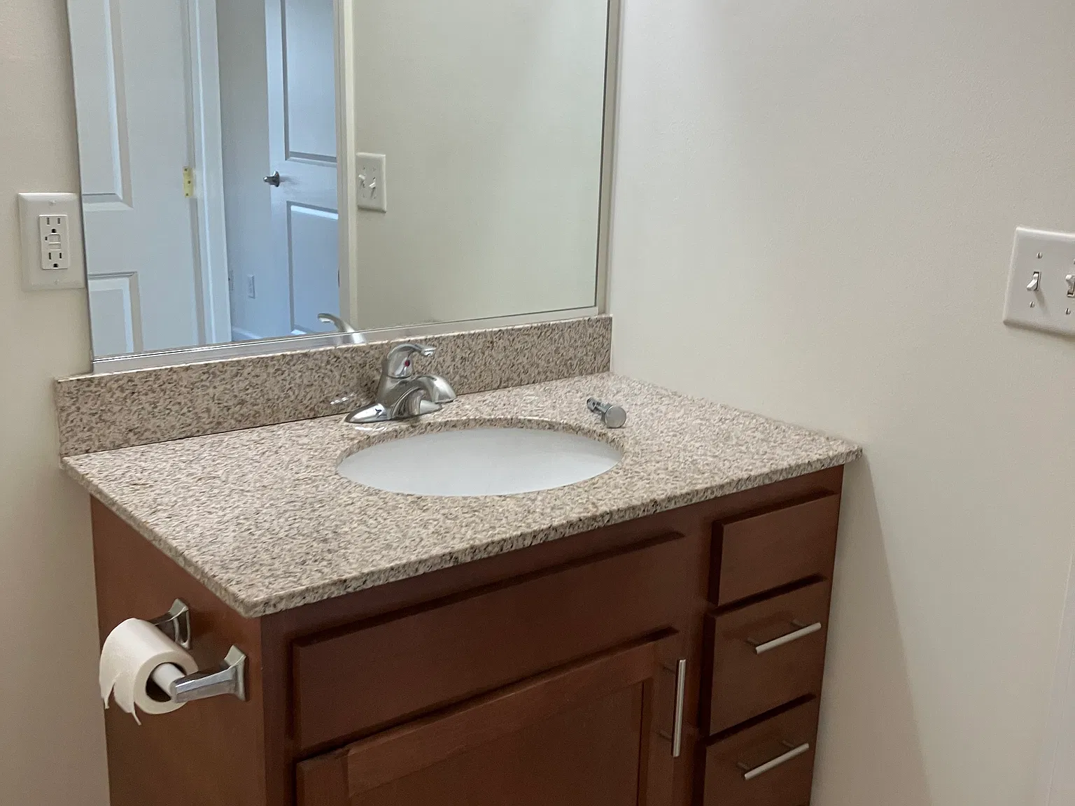 2 bed, 1100 sqft, $1,600 — Photo 3