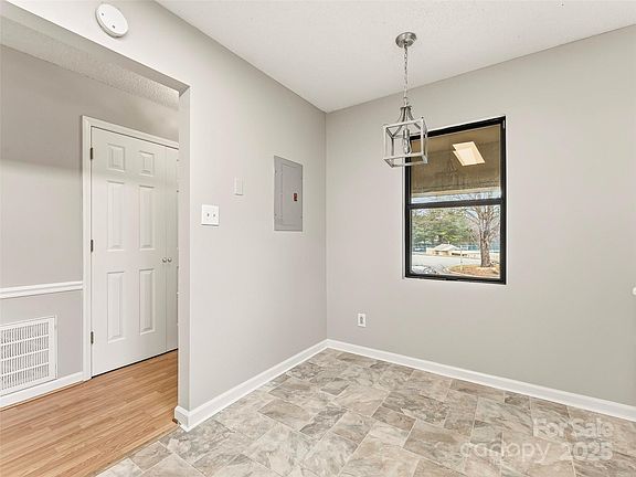 4th image of 102 Abbey Cir