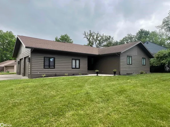 400 Heatherwood Cir, Fairfield, IA 52556