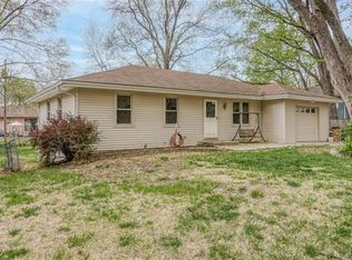 122 Meadow Ln, Lansing, KS 66043