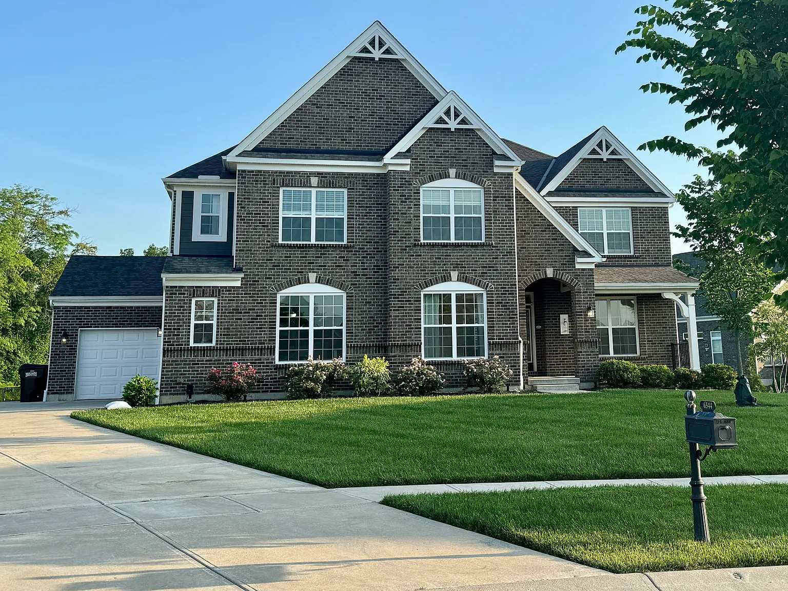5 bed, 4697 sqft, $8,200 — Photo 2