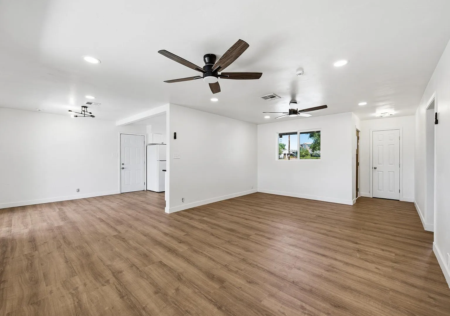 3 bed, 2.0 bath, 1422 sqft, $2,195 — Photo 3