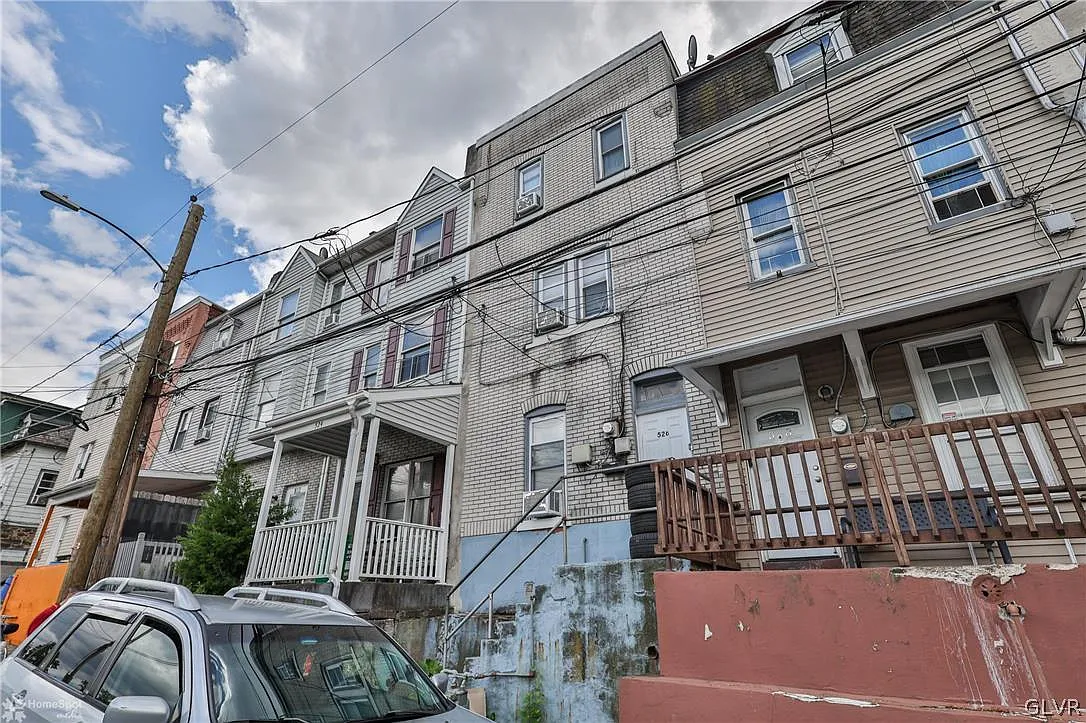 526 Auburn St photo 1
