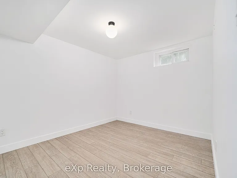 111 Riverside Dr N — Photo 24