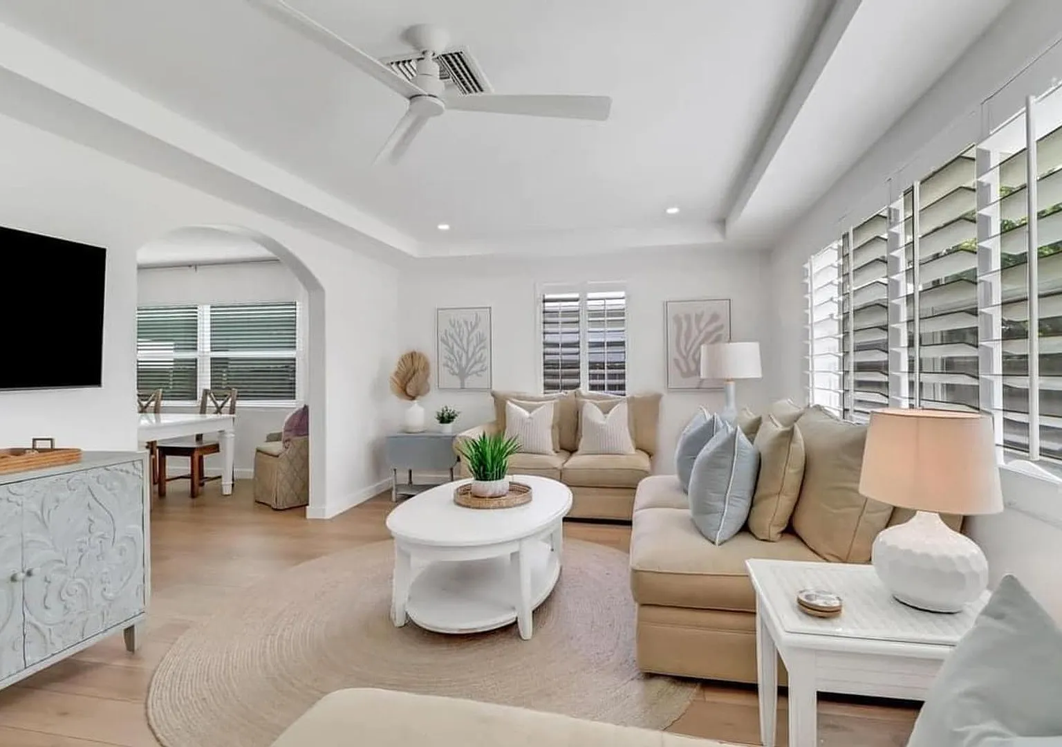 Stunning Pool Home 4beds/3baths Newly Renovated Centrally Located Weekly Rental Available — Photo 1