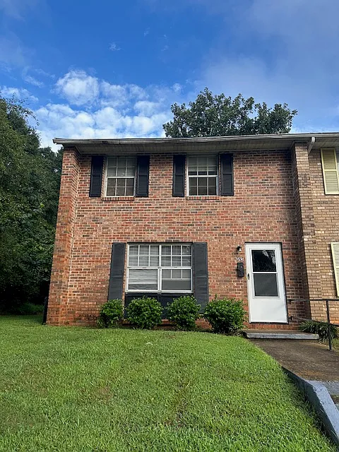 3 bed, 1.5 bath, 1214 sqft, $1,300 — Photo 1