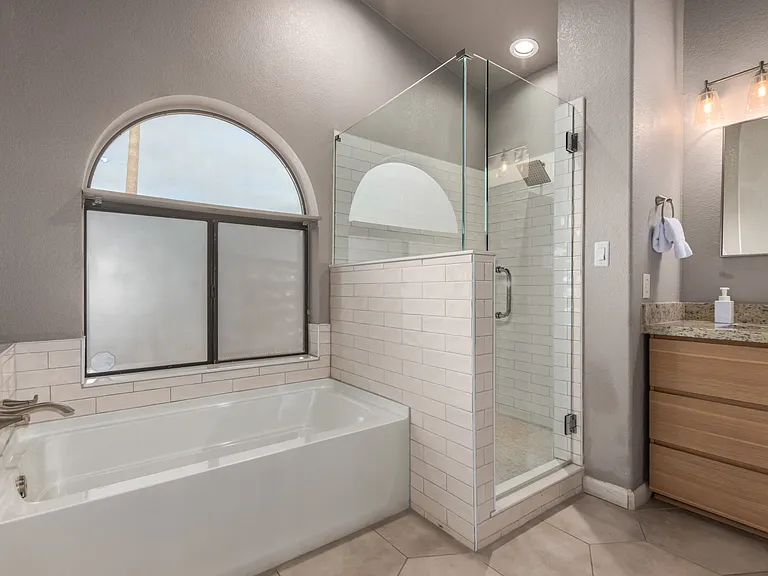 1142 E Kings Ave — Photo 37