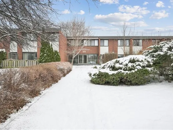 1230 Gripsholm Rd #17, Mississauga, ON L4Y 2G9