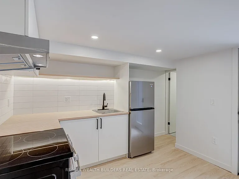 2443 Dundas St W — Photo 6