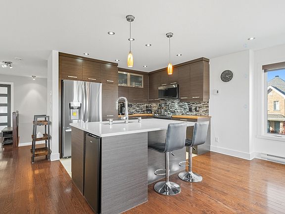 4th image of 564 Boulevard Vauquelin