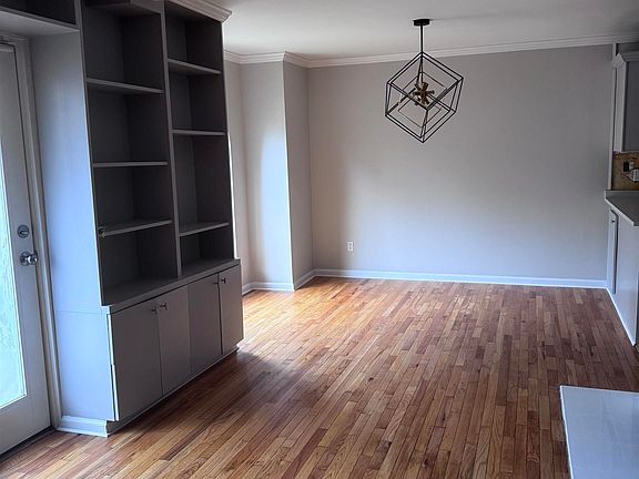 3rd image of 128 W Grn #128