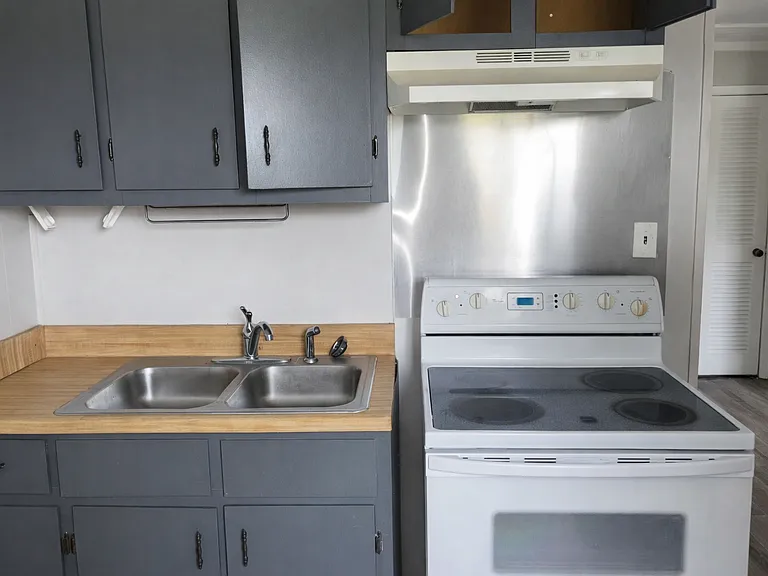 906 Thomas St — Photo 9