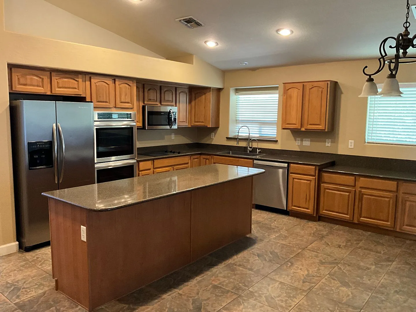 Great single level home with pool in golf course community — Photo 4