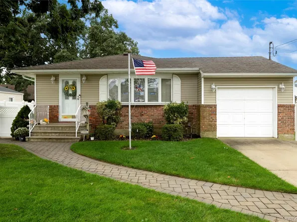 132 Yoakum Avenue, Farmingdale, NY 11735