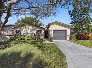 8 Ridge Pointe Dr APT D, Boynton Beach, FL 33435