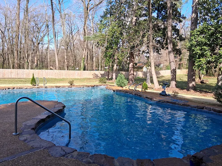 1801 Robin Hood Ln — Photo 34