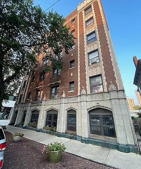 5129 S Harper Ave — Photo 1