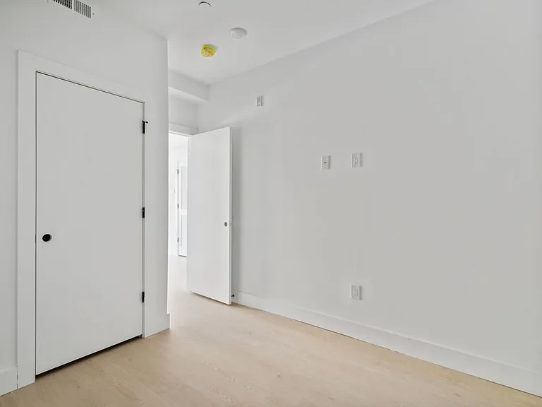 2400 W Montgomery Ave — Photo 6
